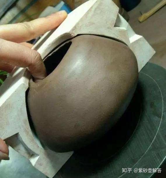 半手工紫砂壶与化工壶制作流程揭秘 别再被化工模型忽悠了！